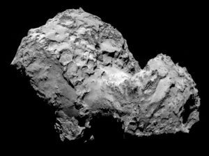 Le noyau de la comète 67P/Churyumov-Gerasimenko observé le 3 août 2014 à une distance de 285 km. La plus grande dimension est d’environ 4 km.