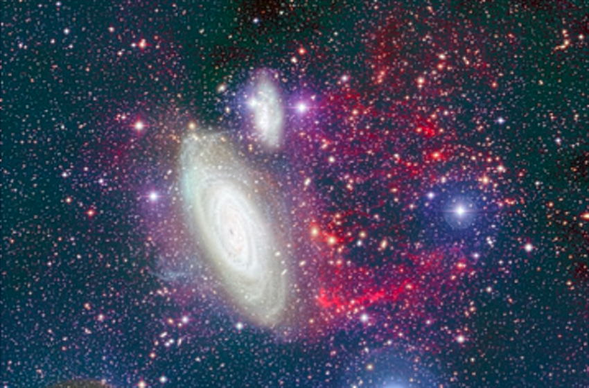 Image en couleur de la galaxie NGC 4569 dans l’amas de la Vierge, obtenue avec l’instrument MegaCam au CFHT. Les filaments rouges à droite de la galaxie montrent le gaz ionisé arraché à la galaxie lors de sa traversée de l’amas de la Vierge. Il constitue environ 95 % du réservoir en gaz de la galaxie nécessaire pour son activité de formation stellaire.