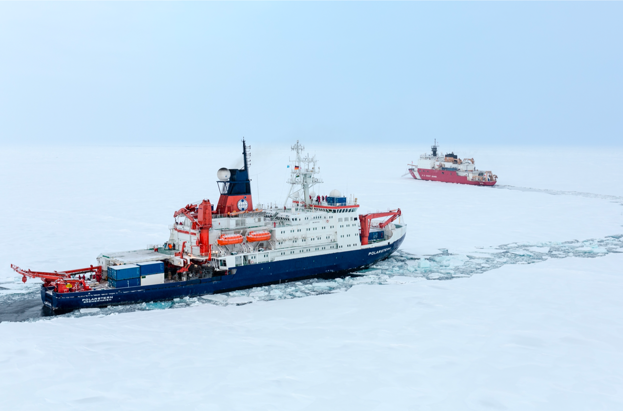 Rencontre des brise-glaces FS Polarstern et USCGC Healy au Pôle Nord, le 7 septembre 2015.