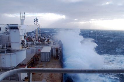 Le Marion Dufresne II naviguant dans l’océan Austral.