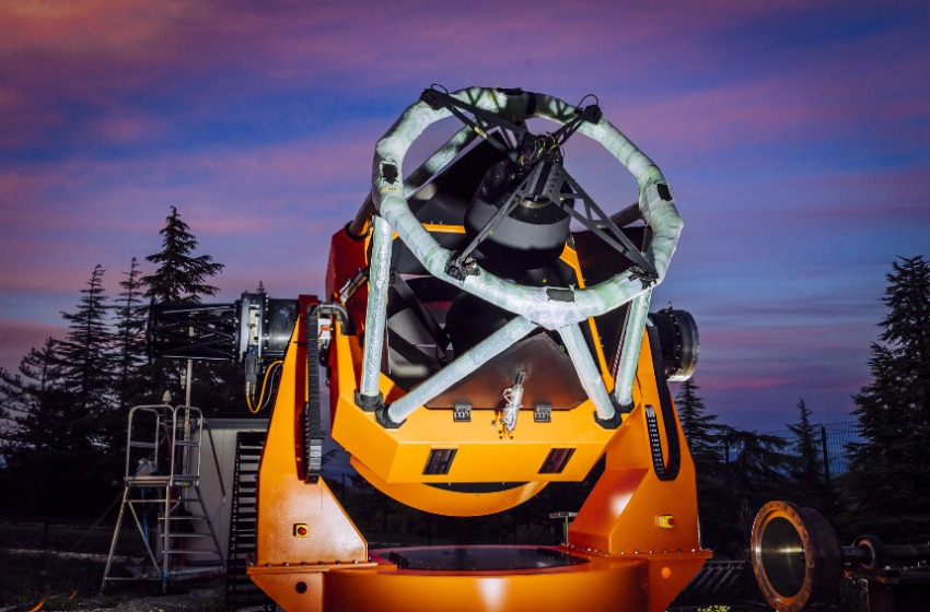 Telescope COLIBRI de nuit à l'Observatoire de Haute-Provence. Crédit : Cyril Frésillon / OSU Pythéas / OHP / CNRS Images