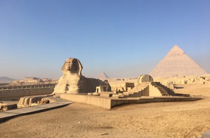 Le Sphinx et la pyramide de Khéphren sur le plateau de Gizeh (Egypte).