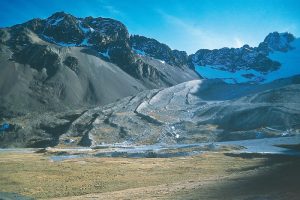 Moraines latérales Charquini (5 960 m), Cordillère royale (Bolivie).