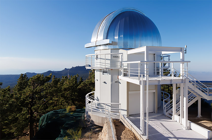 Coupole du télescope terrestre COLIBRI installé à l’Observatoire astronomique national de San Pedro Mártir au Mexique, Basse Californie. Situé à environ 2800 m d’altitude, le site bénéficie de conditions d’observations exceptionnelles qui le classe parmi les meilleurs au monde.