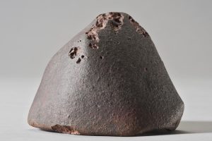 Météorite El Médano 128, chondrite ordinaire (groupe L), trouvée dans le désert d’Atacama en 2011 par une équipe de chercheurs du Centre de recherche et d'enseignement des géosciences de l'environnement (Aix-Marseille Université/CNRS/INRAE/IRD).
© Jérôme Gattacceca, CNRS, CEREGE