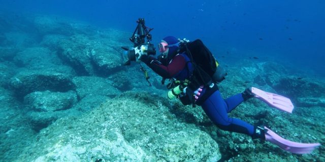 Une plongeuse scientifique récoltant des données sur le milieu marin en méditerranée