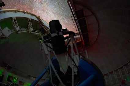 Le Dark Energy Spectroscopic Instrument (DESI) en train d’observer le ciel, une nuit en 2022. Credit: KPNO/NOIRLab/NSF/AURA/T. Slovinský