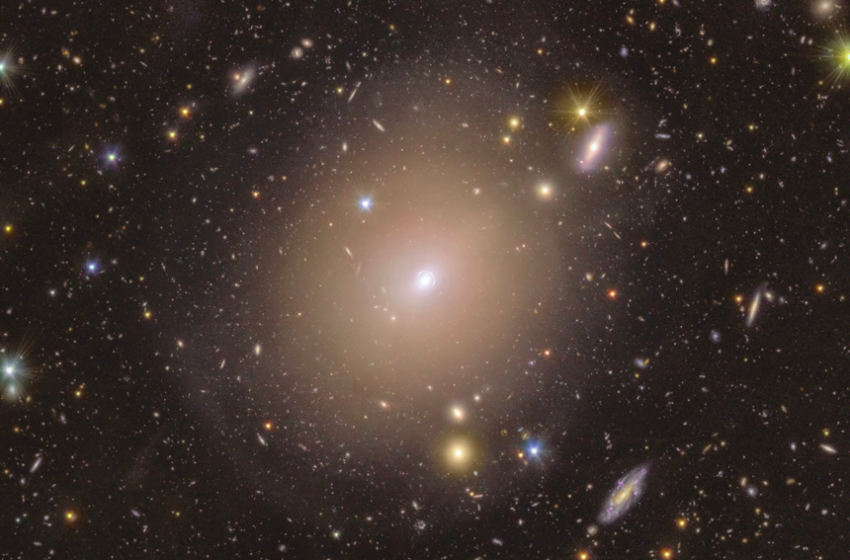 Euclid : image d'un anneau d'Einstein brillant autour de la galaxie NGC 6505