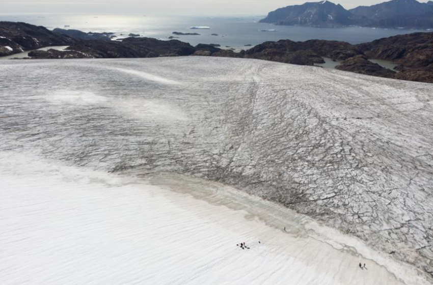 Des scientifiques travaillant sur le glacier Mittivakkat en Groenland de l'Est.