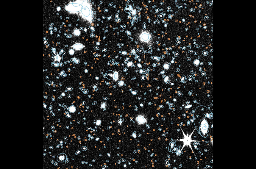 Illustration de la technique de détection "chaude et froide" développée par l'équipe. Cette région de 90" × 90" de l'image de détection COSMOS-Web montre les ellipses de Kron des sources détectées en mode froid (bleu) et chaud (orange).