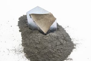 Issue du CNRS, la start-up grenobloise MagREEsource recycle les aimants des équipements électroniques, composés de terres rares.