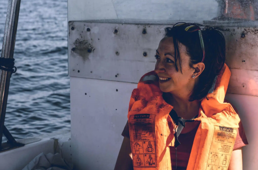 Julie Meilland sur un bateau avec un gilet de sauvetage