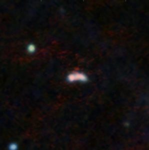 La galaxie Y1 et ses environs, observés par la NIRCAM du télescope spatial James Webb (en bleu et vert) et par ALMA (en rouge). Crédit : NASA, ESA, CSA (JWST), T. Bakx/ALMA (ESO/NRAO/NAOJ)