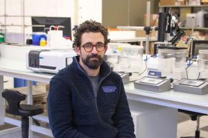 Olivier Sulpis dans le laboratoire exoCean, au Centre de recherche et d’enseignement des géosciences de l’environnement (Cerege), en novembre 2025.