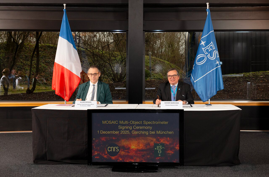Signature de l'accord relatif à l'instrument MOSAIC. Alain Schuhl (directeur général adjoint chargé de la science au CNRS) et Xavier Barcons (directeur général de l'ESO) signent le contrat relatif au spectrographe multi-objets (MOSAIC), un instrument destiné à l'Extremely Large Telescope de l'ESO.