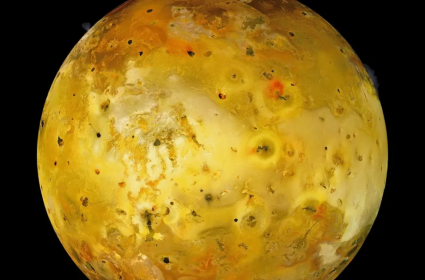 Io est l'objet le plus géologiquement actif du Système solaire, avec plus de 400 volcans actifs.